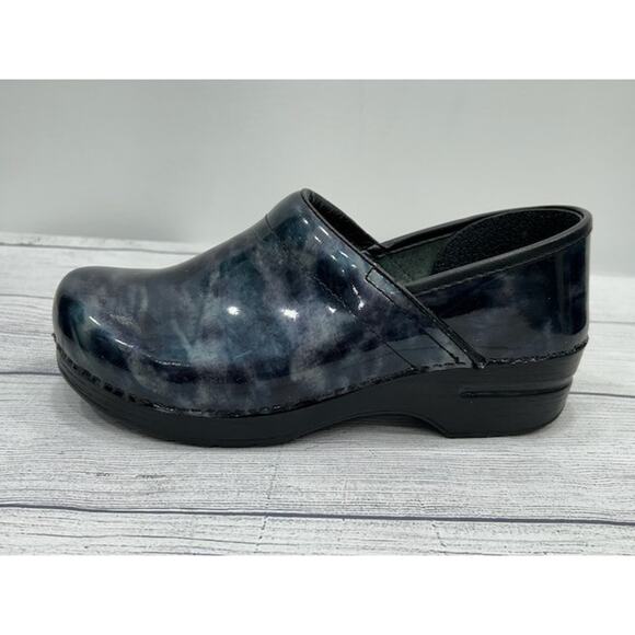 Dansko Womens Comfort Work Shoes Printed Clogs Closed Toe Slip On Blue Size 40 - Picture 2 of 11